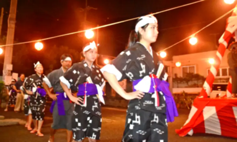 名護・世冨慶エイサー、旧盆ウークイに手踊り披露　約150年の歴史