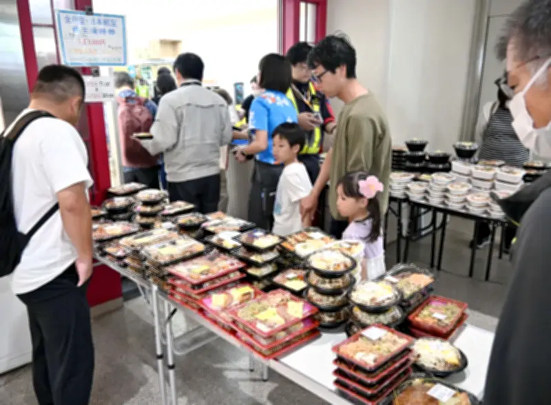 那覇空港コンビニに「ウチナー弁当」ずらり 観光客ら行列の人気