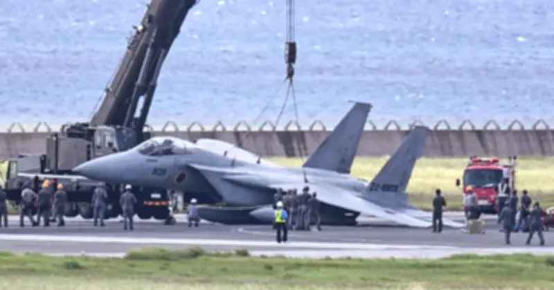 那覇空港の滑走路閉鎖は4時間超　自衛隊機が事故、着陸時に主脚破損　欠航・遅延で7000人影響