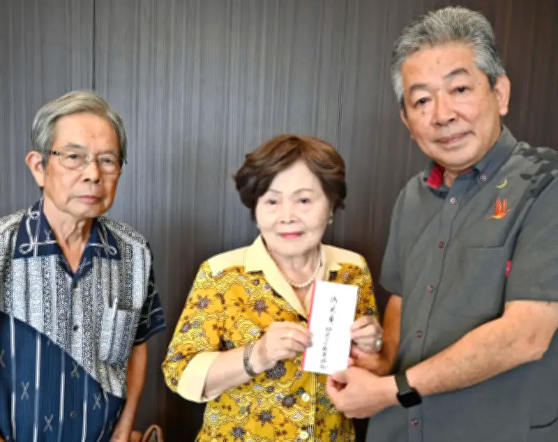 那覇日台親善協会が熊本地震義援金5万円を沖縄タイムス社に託す