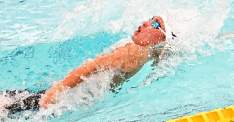 水泳県高校新人 仲村（コザ）男子背泳ぎ100M県新V 50Mも大会新V