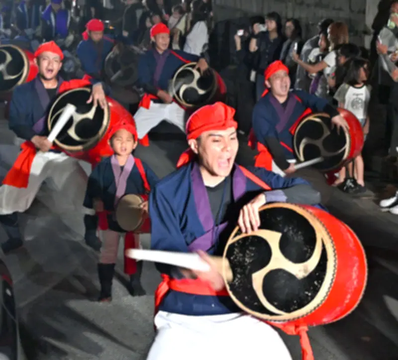 沖縄市・南桃原青年会が道ジュネー 旧盆中日に迫力の演舞披露