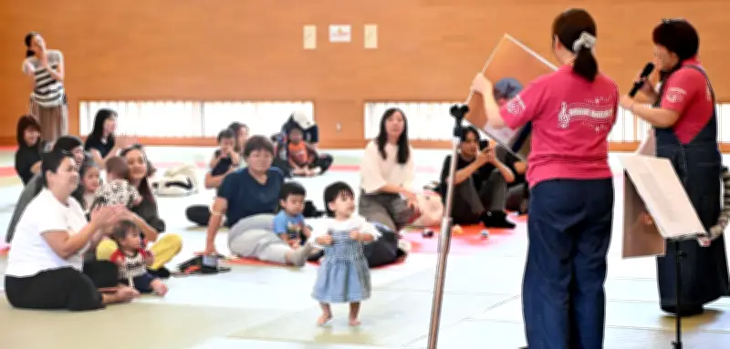 沖縄市の子育て交流会「音楽のおもちゃばこ」7月9日に開催、親子連れ80人がリズム遊びや絵本読み聞かせ楽しむ