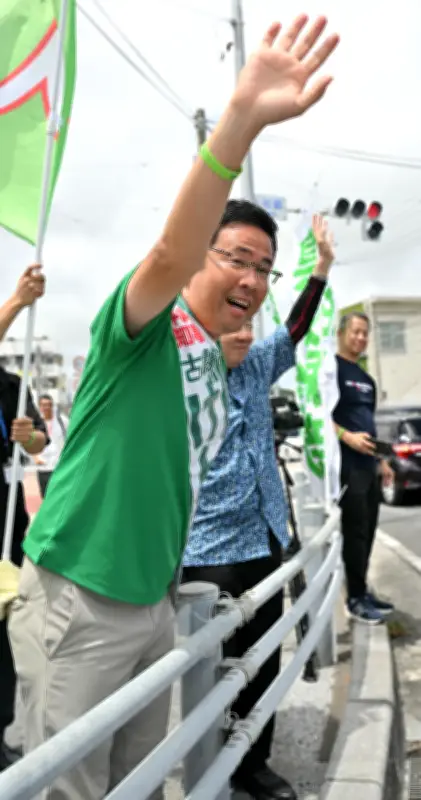 知事選初の週末、古謝・玉城両氏が商業施設や交差点で支持訴え