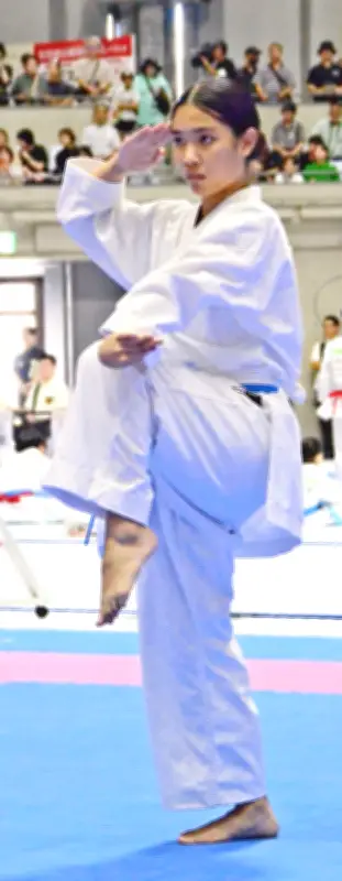 沖縄空手世界大会2026少年少女の型準決勝・決勝に455人参加パワー・スピード・切れ競い金賞19人が輝く