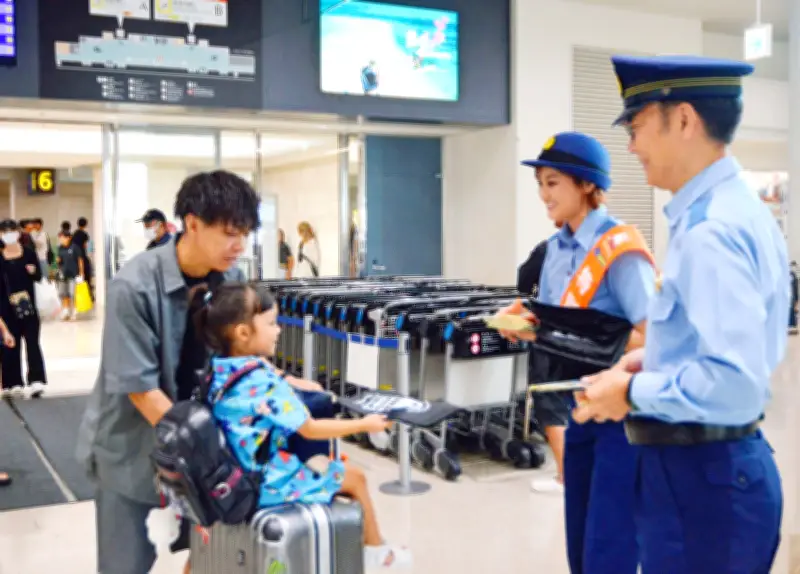 水難事故防止へ県警が澪花さんを特別広報官に任命　那覇空港でリーフレット配布