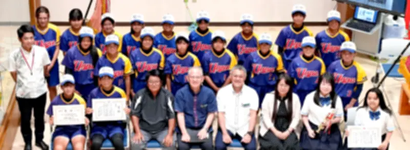 うんな中ソフトボール部が県大会優勝、吹奏楽部は金賞　恩納村役場で報告