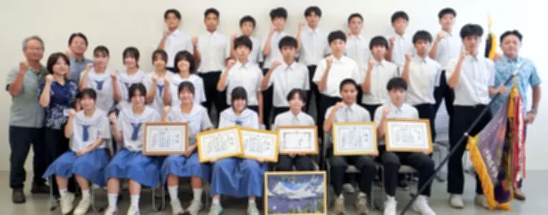 佐敷中25人が県大会上位入賞を報告 南城市の教育長に