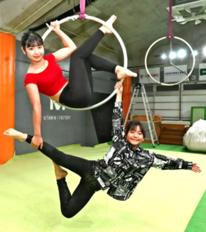 空中技で姉妹がギネス認定 エアリアルフープ連続回転数で世界一に