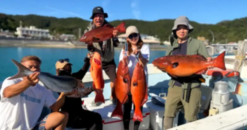 スーガマーで7.95キロのクルバニー釣果 安達さんが大物を手中に