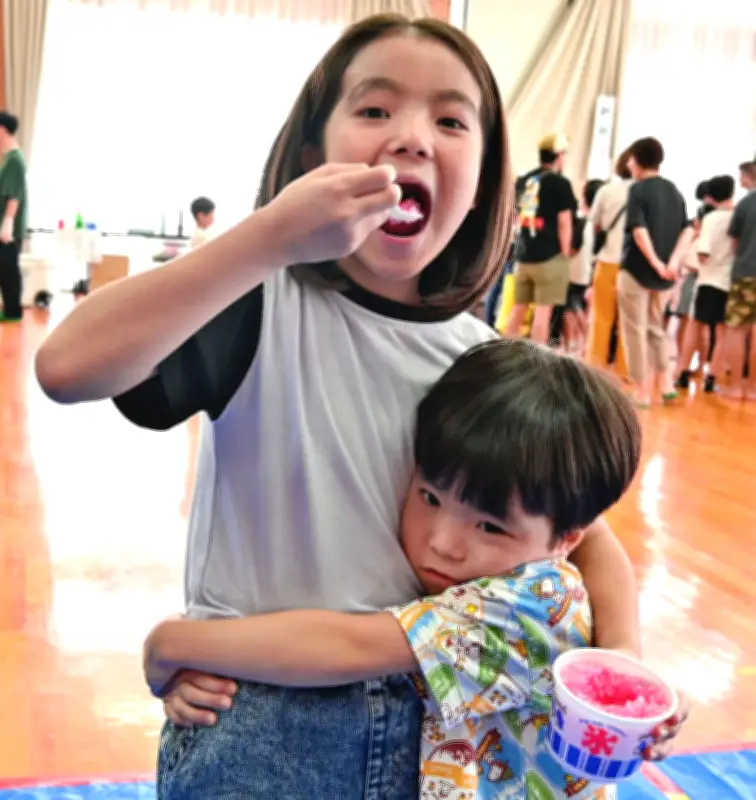 夏休みも終盤、宿題ラストスパート 嘉数花愛さん（9）と正翔さん（5）