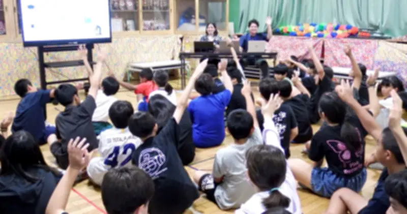 うるま市立川崎小で租税教室 6年生67人が税金学ぶ
