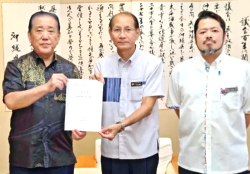 渡嘉敷村長ら県議会に屋根付き通路の早期整備を要請