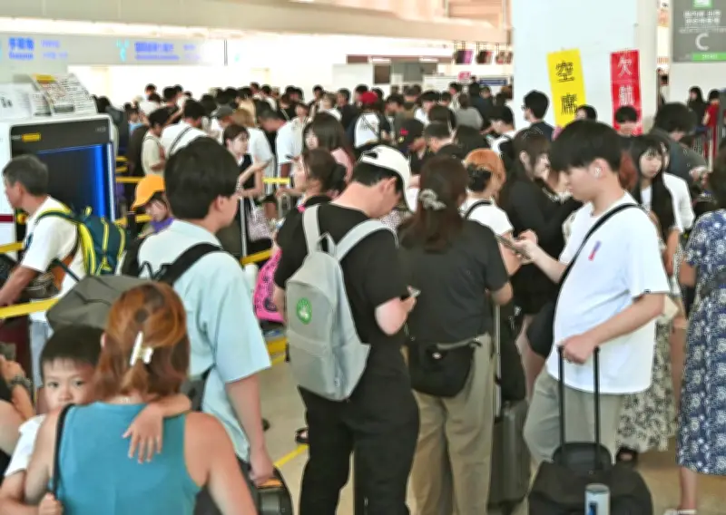台風18号接近で那覇空港は欠航相次ぎ大混雑、旧盆の足止めに「散々」
