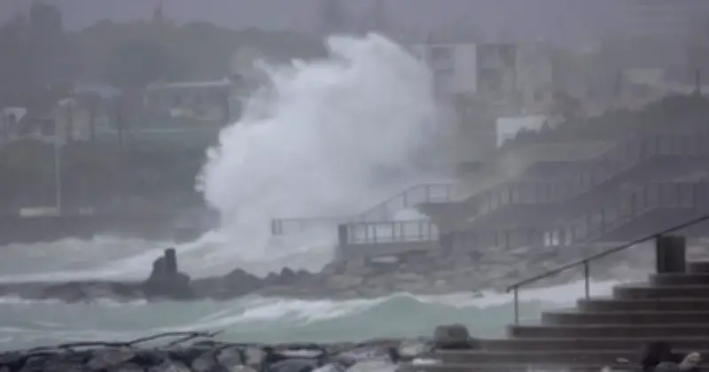 旧盆シーズン直撃の台風18号、沖縄各地で影響続く 那覇空港は欠航相次ぐ