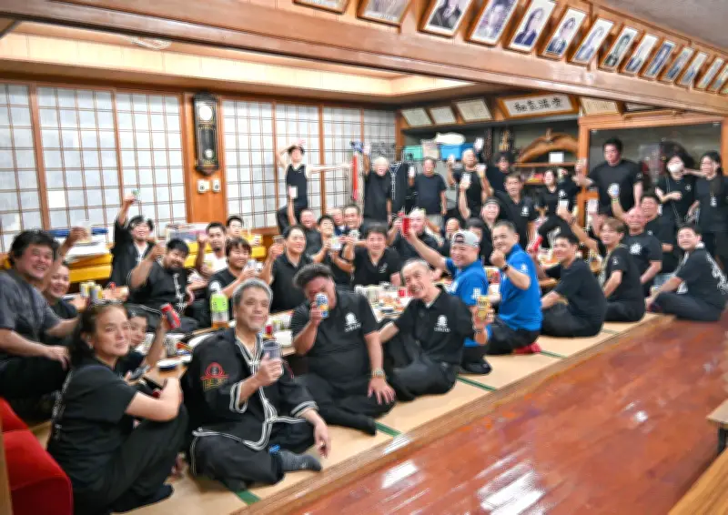 那覇市上間の豊年祭後、公民館で打ち上げ「カリー！」盛り上がる