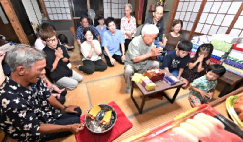 旧盆ウークイ、県内各地で先祖の霊を送る 那覇では親族約20人が手を合わせる