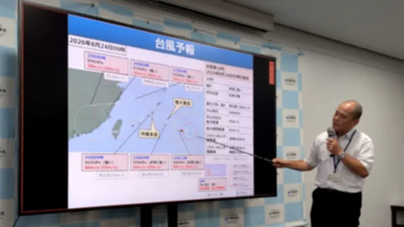 非常に強い台風18号が沖縄に接近、速度上げ風雨急速に強まる恐れ