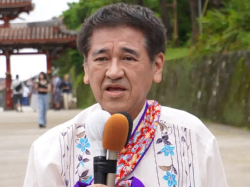 屋良朝助氏、守礼門前で第一声 「琉球自治共和国」掲げる 沖縄知事選