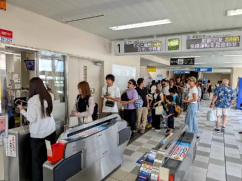 ゆいレール全線運行再開、飛来物撤去で一時停止 けが人なし