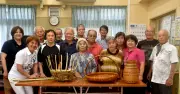 90歳の玉城さんが竹細工かご作り指導 南城・稲福ミニデイ