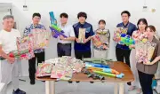 ANAとJAL、宮古島の子ども支援団体に花火や水鉄砲など100セット寄贈