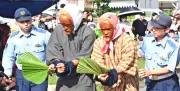 旧盆アンガマが八重山署へ「連行」 寸劇で交通安全呼びかけ