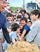 65年ぶり子ども綱引き 八重瀬町世名城区 「ハーイヤ」のかけ声響く