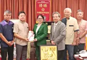 大同火災が沖尚に30万円贈る 全国高校野球出場を支援
