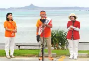 玉城デニー氏、母の故郷望む備瀬崎から第一声 本部町で選挙戦スタート