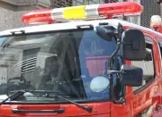 北谷町のホテルで火災、客室から意識不明の男性1人搬送 レンタカーも焼ける