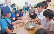 城の森学童クラブで食体験イベント タコスや餅作りに挑戦