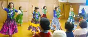 恩納村で地域サークル交流会、フラダンス披露など50人が参加
