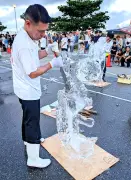 与那原で氷彫刻大会、料理人11人が技競う　末吉さん２連覇