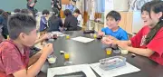 糸満市特産パッションフルーツ学ぶ出前講座 真壁小5年生が試食