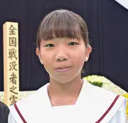 糸満中の宮本彩衣さん、全国戦没者追悼式で青少年代表として献花