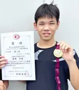 全国中学重量挙げ 男子65キロ級 岩崎宇来が全リフト成功で初優勝