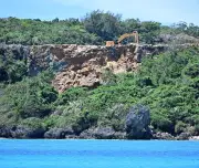 宮城島採石場で土砂崩れ、山肌むき出し 辺野古新基地建設の土砂搬出現場