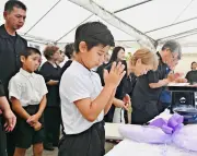 疎開船対馬丸の撃沈から82年、慰霊祭に355人が参列し犠牲者を追悼