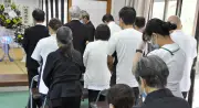 宮古南静園で旧盆慰霊祭 亡くなった園関係者５９１人に手を合わせる