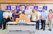 冷凍弁当300食を毎月沖縄市に寄贈 MIZUTOMIが贈呈式