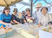 読谷村の朝市「楚辺ゆんたく商店」、高齢者の外出機会に人気