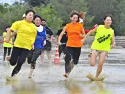 泥水まみれで笑顔　宮古島で第32回サニツ浜カーニバル開催