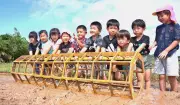 宜野座の園児ら田植え体験 金武・嘉数ファームで17回目