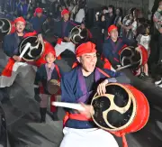 沖縄市・南桃原青年会が道ジュネー 旧盆中日に迫力の演舞披露