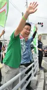 知事選初の週末、古謝・玉城両氏が商業施設や交差点で支持訴え