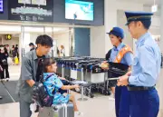 水難事故防止へ県警が澪花さんを特別広報官に任命　那覇空港でリーフレット配布