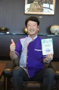 オリオンビール村野一社長、那覇市で著書『オリオンビールはなぜ愛され続けるのか』出版を沖縄タイムスに報告