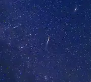 石垣島の夜空に赤と緑の「流星痕」 元天文台長が撮影