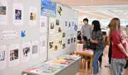 琉大生7人が海外ルーツの児童写真展 北谷町立図書館で開催